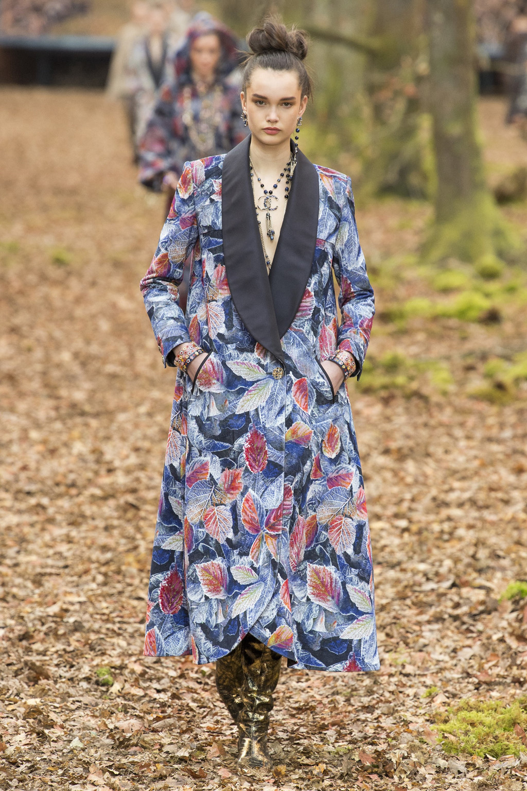 Khu rừng phủ ngập lá vàng thành sàn diễn thời trang trong show Chanel